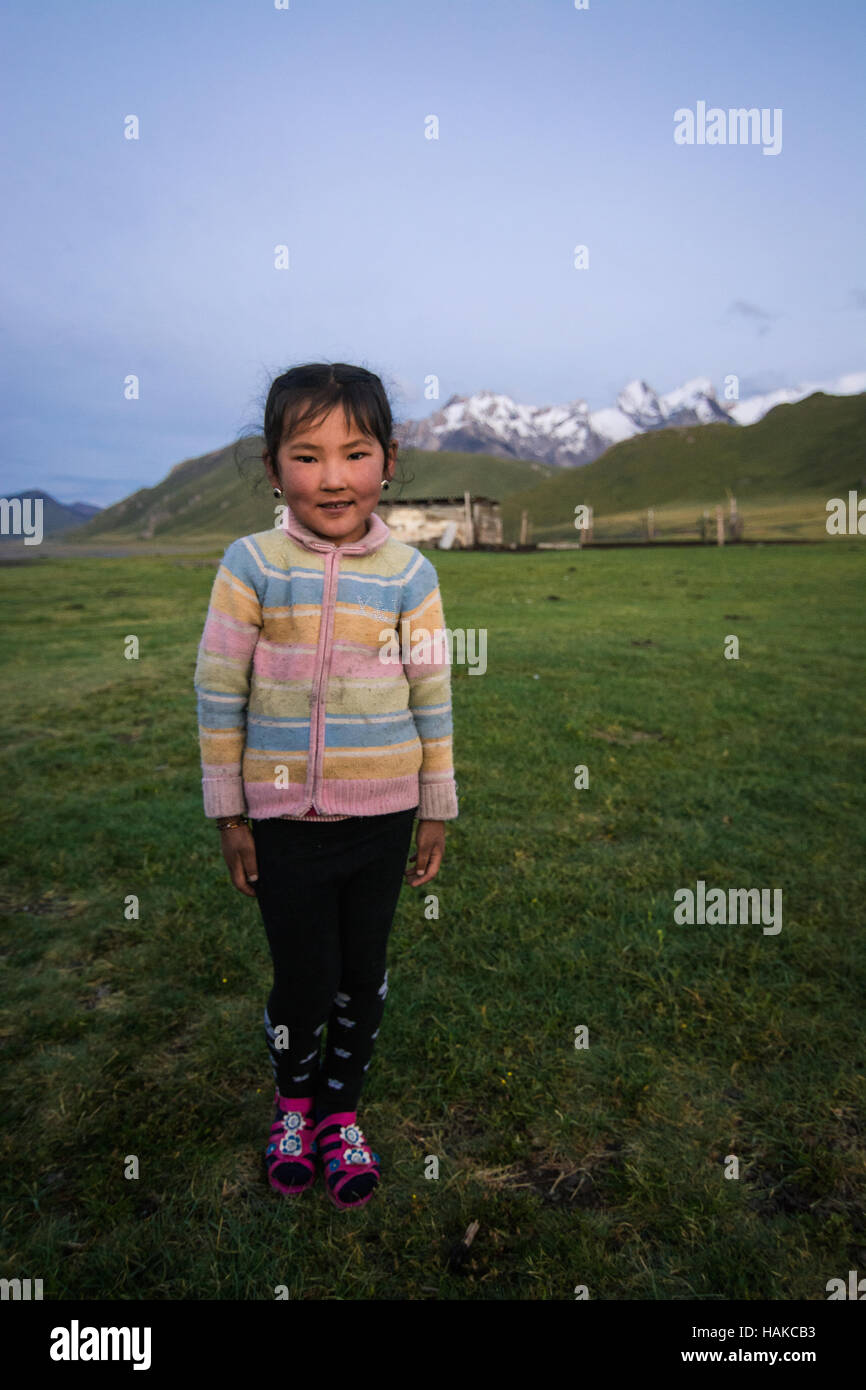 Маленький киргиз. Киргизия маленький девочка. Киргизская девочка маленькая. Девочки маленькие Кыргызстан. Киргизский мальчик.